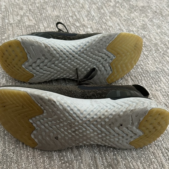 Nike women’s epic react flyknit olive sneaker - Picture 4 of 5